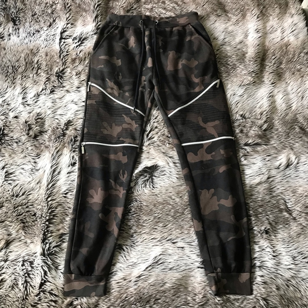 CAMO JOGGERS WITH ZIPPER DETAIL